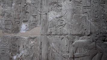 gravyrer på de väggar av de luxor tempel i egypten video