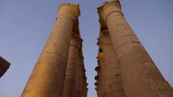 columnas en el luxor templo durante atardecer, Egipto video