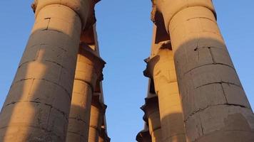 kolommen in de luxor tempel gedurende zonsondergang, Egypte video