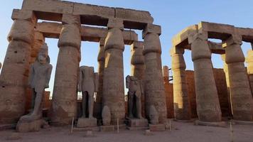Säulen im das Luxus Tempel während Sonnenuntergang, Ägypten video