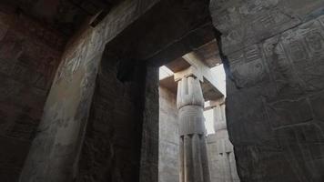 columnas en el luxor templo durante atardecer, Egipto video