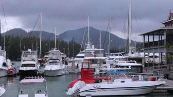 yates y barcos en el seychelles puerto pequeño, Edén isla video