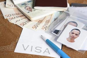 euro dinero y imagen de asiático hombre con visa permiso foto
