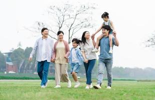 asiático familia foto caminando juntos en el parque