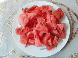 pequeño rebanada piezas sandía en un plato foto