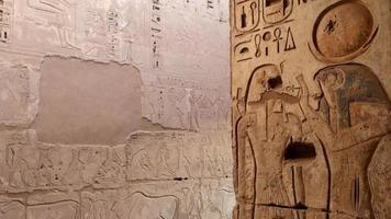 gammal ritningar på de väggar av de medinet habu tempel i luxor, egypten video