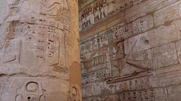 antiguo dibujos en el paredes de el medinet habu templo en lujo, Egipto video
