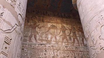 antiguo dibujos en el paredes de el medinet habu templo en lujo, Egipto video