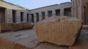statues dans le ancien égyptien temple de Médinet habou, louxor video