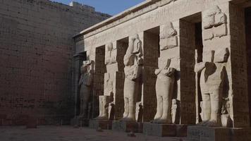 estátuas dentro a antigo egípcio têmpora do medinet habu, luxor video