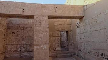 kamers in de oude tempel van medinet habu in luxe, Egypte video