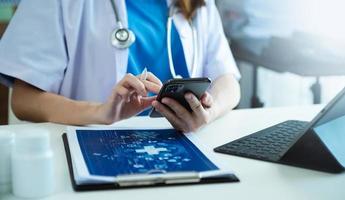 medicina médico mano trabajando con moderno digital tableta computadora interfaz como médico red concepto en foto
