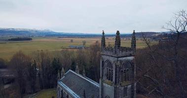 antenne visie van de oude kathedraal in Schotland video