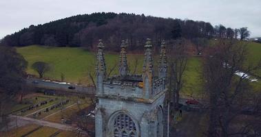 aéreo ver de el antiguo catedral en Escocia video