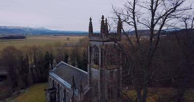 antenne visie van de oude kathedraal in Schotland video