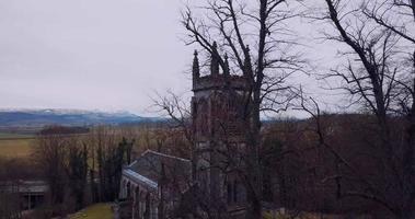 antenne visie van de oude kathedraal in Schotland video