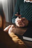 los cristianos son feligreses se unen para orar y buscar las bendiciones de dios, la santa biblia.estudio de dios foto