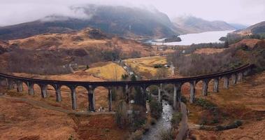 Glenfinnan Viadukt im Schottland, Antenne Aussicht video