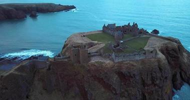 Antenne Aussicht von das Ruinen uralt Spender Schloss im Schottland video