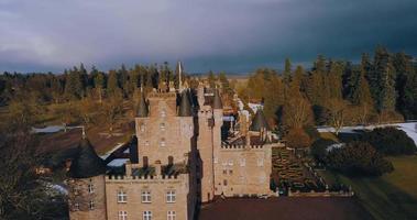 Antenne Aussicht von Glamis Schloss im Schottland video