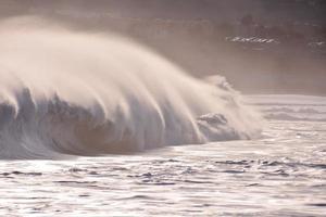 enormes olas del mar foto