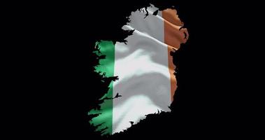 Irlanda mapa forma com acenando bandeira fundo. alfa canal esboço do país video