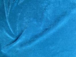 textura de tela de terciopelo azul claro utilizada como fondo. fondo de tela azul claro vacío de material textil suave y liso. hay espacio para el texto. foto