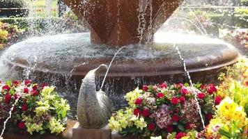 schön Brunnen dekoriert mit Blumen video