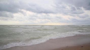 oceaan landschap Aan een bewolkt dag video