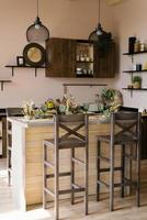 de madera bar mostrador con de madera sillas en el interior de el cocina comida habitación en el escandinavo estilo foto