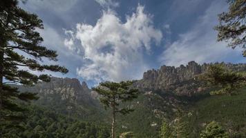 mooi rotsachtig stekels van de aiguilles de bavella Ravijn in Corsica, Frankrijk video
