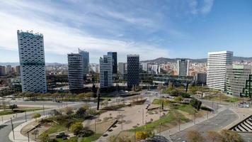 Zeitraffer von Wolkenkratzer im placa Europa, Barcelona Spanien video
