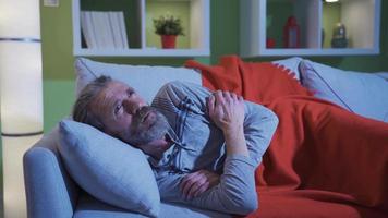 vecchio uomo con dormire disturbo ha guaio addormentato a notte. vecchio uomo con dormire problema non posso dormire a notte a casa. video