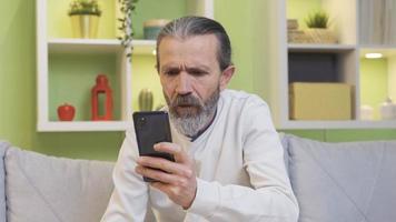 uma meia idade homem trabalhando em uma computador portátil experiências uma poder interrupção dentro dele lar. homem de negocios trabalho às casa dentro a tarde olhando às a computador portátil, mas a eletricidade vai Fora e dele trabalhos é interrompido. video