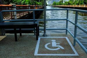 Desventaja y invalidez estacionamiento permiso en transportar barco muelle. foto