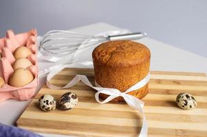 Pascua de Resurrección pasteles , esponja pastel en en polvo azúcar . codorniz y pollo huevos. sitio para texto foto