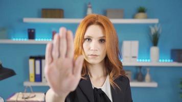zakenvrouw op zoek Bij camera maken hou op teken met hand. mooi vrouw gebaren Nee naar geweld tegen vrouw met hand- tegen camera. video