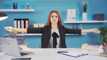 Übungen Das können Sein erledigt im das Büro. Dehnen Übungen. Geschäftsfrau tun Dehnen Übungen im das Büro. video