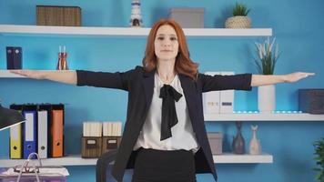 des exercices cette pouvez être terminé dans le bureau. bras élongation des exercices. affaires femme Faire bras élongation des exercices permanent dans bureau. video