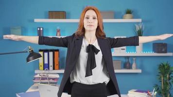 Exercises that can be done in the office. Business woman doing standing exercises. He is exercising standing in the office with his arms raised. video