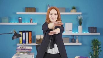 Übungen Das können Sein erledigt im das Büro. Geschäft Frau Stehen mit öffnen Waffen tun Übungen. Frau ausüben mit Waffen angehoben im Büro. video