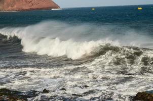 enormes olas del mar foto