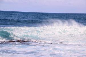 enormes olas del mar foto