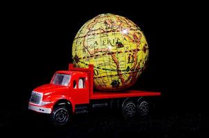 camión de juguete con un globo terráqueo foto