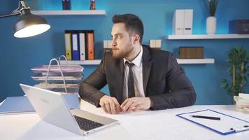 réfléchi homme d'affaire décider quoi à faire. travail homme d'affaire pense quoi à faire et regards à le sien portable. réfléchi homme d'affaire video