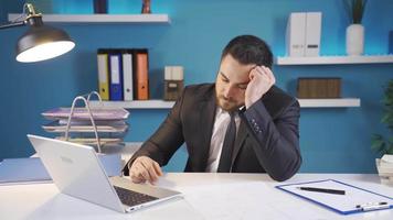 de dutten zakenman wordt wakker omhoog en gaat verder zijn werk. zakenman valt in slaap Bij werk en wordt wakker omhoog, picks omhoog waar hij links uit. video