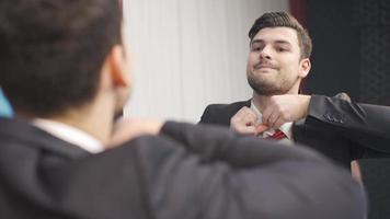 le Jeune homme qui est en retard pour travail préparé dans de face de le miroir avec panique et stress. video