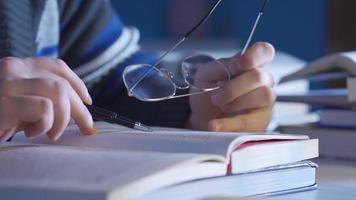 de cerca de masculino profesor, investigador, historiador hombre leyendo un libro. de cerca de un hombre leyendo un libro, haciendo investigación, reunión información. video