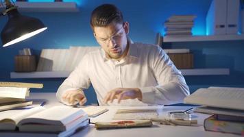 historiador jovem homem examinando e traduzindo histórico manuscrito carta. a inscrição cientista é examinando a medieval carta e tentando para traduzir isto. video