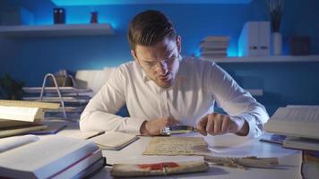 el historiador hombre quien investigado y traducido el histórico letra escrito en tinta. historiador hombre estudiando y investigando el antiguo carta. video